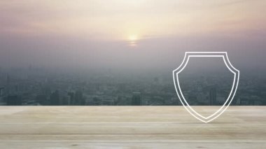 Gün batımında şehir manzarası havadan görünümü üzerinde ahşap masa üzerinde kalkan düz simgesi ile Asma Kilit, vintage tarzı, İş güvenlik sigortası kavramı