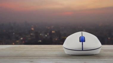 Mikrofon düz simgesi kablosuz bilgisayar fare ile üzerinde ahşap masa üzerinde bulanıklık cityscape sıcak ışık sundown, online iletişim iş kavramı