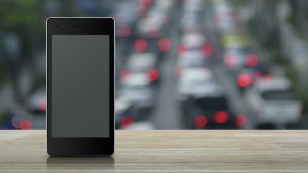 Cctv相机平面图标在现代智能手机屏幕上的木制桌子上 在繁忙时间与汽车和道路的模糊中 商务安全在线概念 — 图库视频影像
