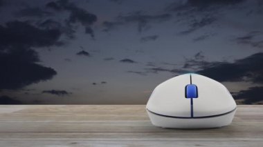 Harita pin noktası konum düğmesi ile kablosuz bilgisayar fare üzerinde ahşap masa üzerinde günbatımı gökyüzü, teknoloji harita işaretçisi navigasyon online kavramı