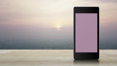 Gün batımı, Vintage tarzı, Iş Ev Servisi online konsept şehir kule ve gökdelen üzerinde ahşap masada modern akıllı cep telefonu ekranında ev düz simgesi ile çekiç ve anahtar