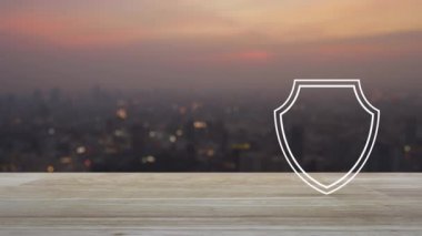 Düz ahşap masa üzerinde simgesine bulanıklık cityscape sıcak ışık gün batımından, teknoloji Internet cyber security ve anti virüs kavramı onay işareti ile güvenlik kalkanı