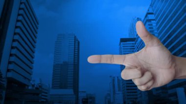 modern ofis şehir kulesi ve gökdelen üzerinde parmak düz simge e-posta, İş bize kavram ulaşın