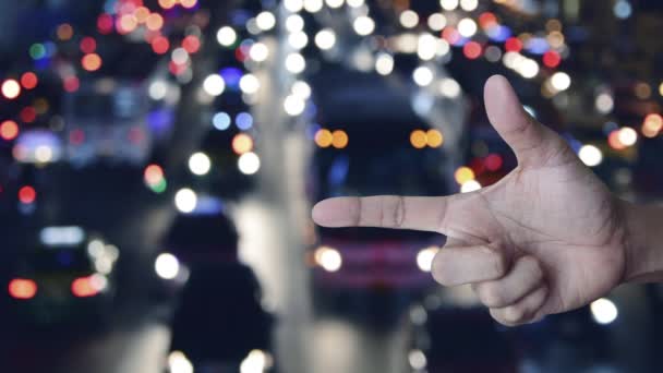 市内の車でカラフルな夜の交通渋滞道路の上に指の銀行フラットアイコン ビジネスバンキングオンラインコンセプト — ストック動画