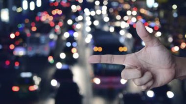 Şehirde araba ile renkli gece ışık acele saat yol bulanıklığı üzerinde parmak harita pin noktası konumu düğmesi, Teknoloji harita işaretçisi navigasyon online kavram