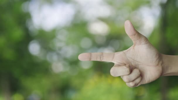 Мотоцикл Щитовою Плоскою Іконою Пальці Над Розмитим Зеленим Деревом Парку — стокове відео