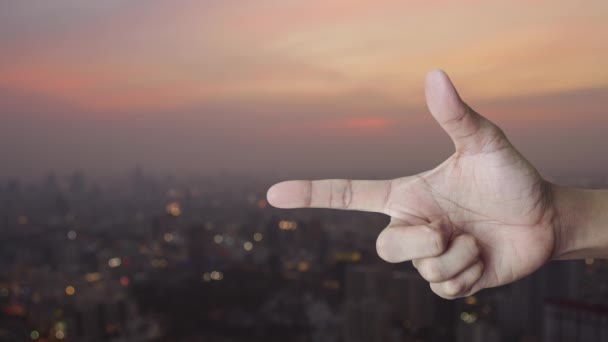 暖かい光日没 ビジネス健康 医療保険コンセプトの都市景観のぼかしの上の指にシールド フラット アイコンが十字形 — ストック動画
