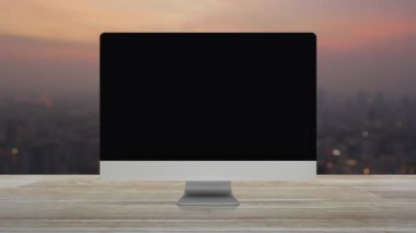 Online alışveriş ile masaüstü modern bilgisayar monitörü grafik depolamak ve ahşap masa üzerinde açık işareti cityscape sıcak ışık sundown, işyeri internet salonu online kavramı üzerinde bulanıklık.