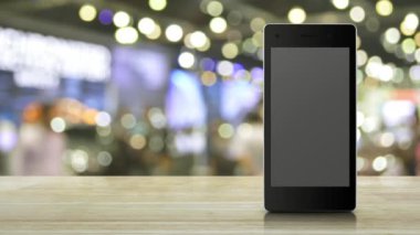 Modem akıllı cep telefonu ekranında, bulanık ışıkta ve alışveriş merkezinin gölgesinde, iş güvenliği ve güvenlik online konseptinin üzerinde, mozaik masaların üzerinde, CCTV kamera yassı simgesi