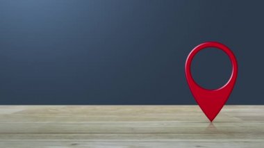 Açık mavi degrade arka plan üzerinde ahşap masa üzerinde harita pin noktası konumu düğmesi, Harita işaretçisi navigasyon kavramı