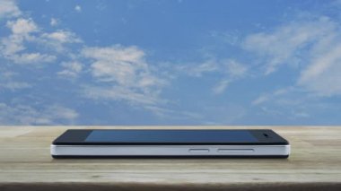 Modern akıllı cep telefonu ekranındaki mikrofon yassı simge mavi gökyüzü üzerindeki ahşap masa üzerinde beyaz bulutlar, iş iletişimi online konsept