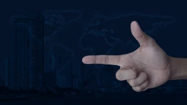Modern şehir kulesi, gökdelen ve dünya haritası üzerinde parmak üzerinde işaret düz simgesi ile güvenlik kalkanı, Teknoloji internet siber güvenlik ve anti virüs kavramı, Nasa tarafından döşenmiş bu görüntünün elemanları