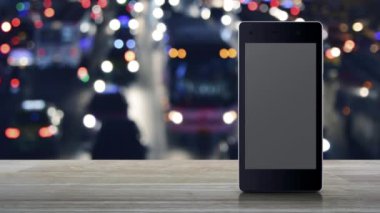 Bilgi işareti araba ile şehirde renkli gece ışık trafik sıkışıklığı sokakta bulanıklık üzerinde ahşap masa üzerinde modern akıllı cep telefonu ekranında düz simge, İş müşteri desteği online kavram