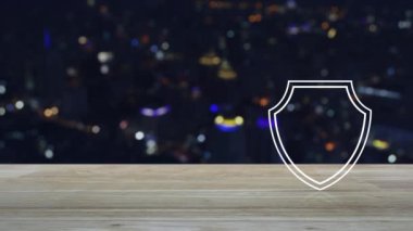 Bulanıklık renkli gece ışık şehir kulesi ve gökdelen üzerinde ahşap masa üzerinde kalkan düz simgesi ile Asma Kilit, İş güvenlik sigortası kavramı