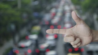 Şehirdeki arabalar ve yollarla dolu yoğun saatlerde parmak üzerine e-posta simgesi, iş konseptiyle iletişime geçin