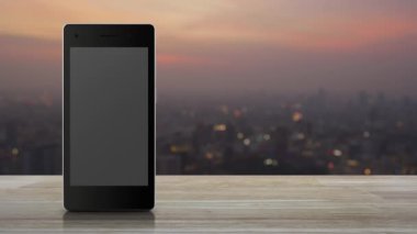 Telefon ve e-posta düz simgesi modern akıllı cep telefonu ekranında ahşap masa üzerinde şehir manzarası sıcak gün batımında, İş bizimle çevrimiçi konsept ile bağlantı kurar