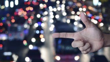 E- posta düz simgesi parmak üzerine bulanık renkli gece lambası trafik sıkışıklığı yolu üzerinde şehir içi arabalarla, iş konsepti bizimle temas kurar