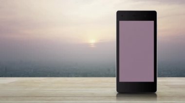 Banka düz simgesi modern akıllı cep telefonu ekranı ahşap masa üzerinde ahşap kule ve günbatımında gökdelen, klasik tarz, iş mobil bankacılık konsepti