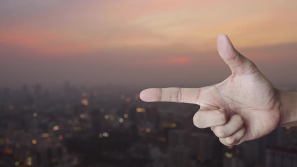 手指上的法律扁平图标暖光日落时的城市景观模糊 商业法律服务理念 — 图库视频影像
