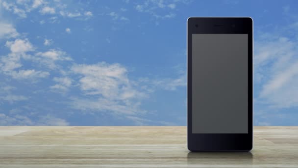银行平面图标上的现代智能手机屏幕上的木制桌子蓝天白云 商业移动银行概念 — 图库视频影像