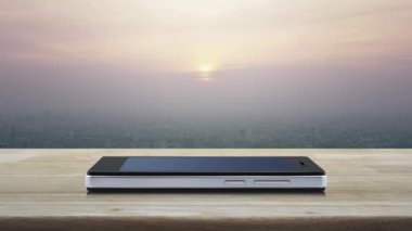 Soru işareti simgesi simgesi modern akıllı cep telefonu ekranında ahşap masa üzerinde ahşap masa ve günbatımında gökdelen, klasik tarz, iş müşteri hizmetleri ve çevrimiçi konsept desteği