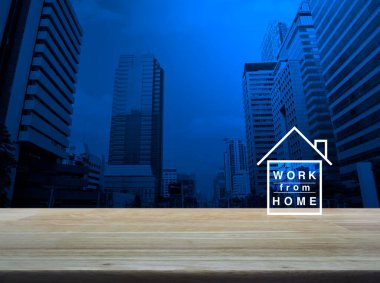 Modern ofis kulesi ve gökdelen üzerinde ahşap masa üzerinde ev düz ikon çalışma, iş sosyal mesafe çevrimiçi kavramı