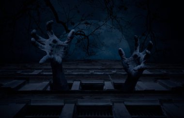 Ölü ağacın, dolunayın ve bulutlu gökyüzünün üzerinden eski bir pencereden yükselen zombi eli, Cadılar Bayramı gizemi kavramı.