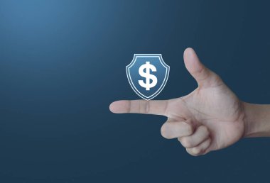 Kalkan düz simgesi ile el sıkışan dolar ışık gradyan mavi ton arka plan, iş parası sigortası ve çevrimiçi koruma kavramı