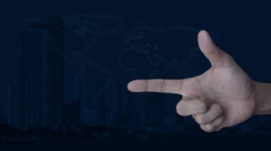 Modern şehir kulesi, gökdelen ve dünya haritası üzerinde asma kilit simgesi, NASA tarafından desteklenen teknoloji internet güvenliği ve güvenlik online konsepti.