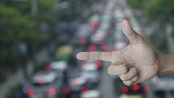 Motocicleta Con Escudo Icono Plano Dedo Sobre Desenfoque Hora Punta — Vídeo de stock