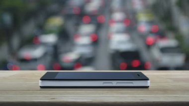 Kapalı devre kamera yassı simgesi modern akıllı cep telefonu ekranında kalabalık saatte ahşap masa üzerinde arabalar ve şehir yolu, iş güvenliği ve güvenlik online konsepti