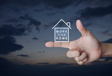 Gün batımı gökyüzünde ev ikonu üzerinde çalışmak, iş sosyal mesafesi kavramı