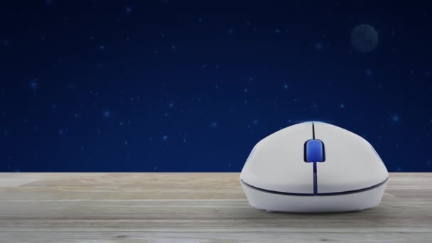 幻想的な夜空と月の上に木製のテーブルの上にワイヤレスコンピュータマウスで映画ボタンを再生 ビジネス映画オンラインコンセプト — ストック動画