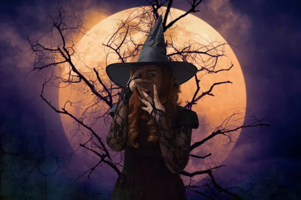 Scary Halloween Witch Standing Dead Tree Full Moon Spooky Cloudy — Stock Photo, Image