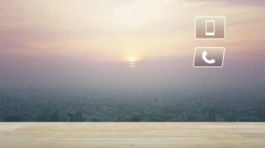 Modern akıllı cep telefonu, telefon, www, ve e-posta düğmeleri ahşap masa üzerinde günbatımında şehir manzarasının havadan görünümü, klasik tarzı, iş müşteri hizmetleri ve çevrimiçi konsept desteği üzerinde