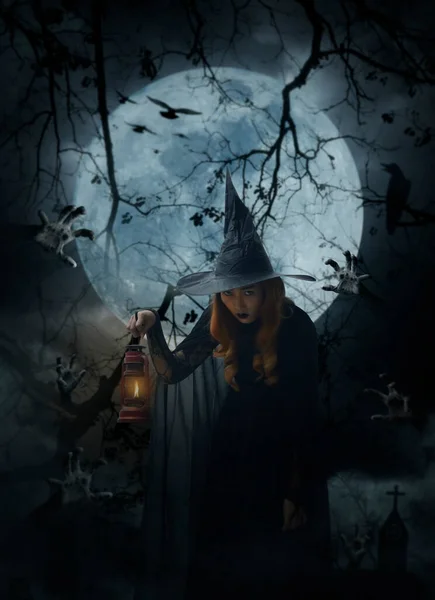 Halloween Boszorkány Gazdaság Ősi Lámpa Felett Áll Zombi Kéz Kereszt — Stock Fotó