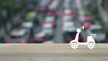 Motosikletli düz simge ahşap masanın üzerinde yoğun saatlerde arabalar ve yollar, iş servis konsepti.