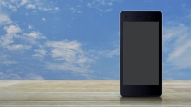 Modern akıllı cep telefonu ekranındaki mikrofon yassı simge mavi gökyüzü üzerindeki ahşap masa üzerinde beyaz bulutlar, iş iletişimi online konsept