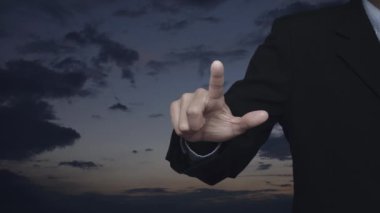 İş adamı, günbatımı gökyüzü ve iş bankacılığı kavramının üzerine banka resmi basıyor