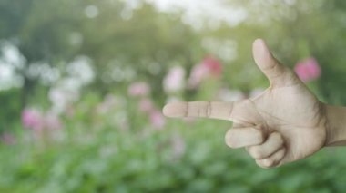 24 saatlik servis simgesi parktaki bulanık pembe çiçek ve ağaç üzerinde tam zamanlı servis konsepti.