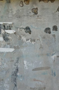 Grunge duvar soyut arka planında yırtık posterler, kağıtlar ve çıkartmalar