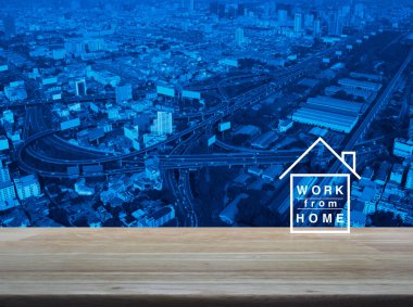 Modern şehir kulesi, sokak, ekspres yol ve gökdelen üzerinde ahşap masa üzerindeki ev düz ikonu çalışma, iş sosyal uzaklık online kavramı