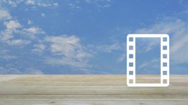 Beyaz bulutlu ahşap gökyüzü üzerinde film yassı simgesiyle oyna, iş sineması çevrimiçi konsepti
