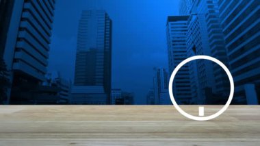 Modern ofis kulesi ve gökdelenin üstündeki ahşap masa üzerinde ingiliz anahtarı düz simgesi olan servis tamir arabası, iş onarım araba servisi konsepti