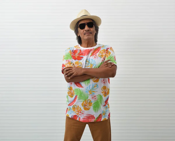 Szczęśliwy Starszy Podróżnik Azjatycki Człowiek Noszenia Koszuli Letniej Słomy Kapelusz — Zdjęcie stockowe