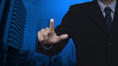 İş adamı, modern ofis kulesi ve gökdelen, iş güvenliği ve güvenlik çevrimiçi konsepti üzerine kamera yassı simgesine basıyor