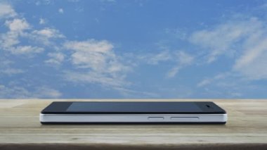 Modern akıllı cep telefonu ekranında, beyaz bulutlu ahşap gökyüzü üzerinde hukuk yasası yasası simgesi, iş hukuku internet hizmeti kavramı