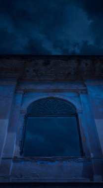 Ürkütücü bulutlu gökyüzünün üzerinde duvarı olan eski hasarlı pencere, Cadılar Bayramı gizemi arka planı