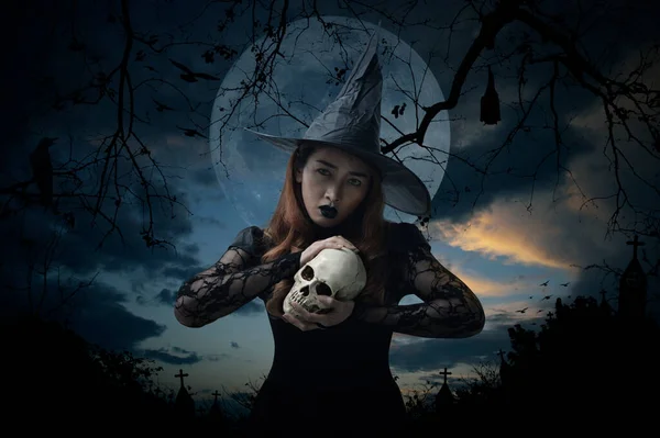 Halloween Boszorkány Tartja Koponya Áll Kereszt Templom Varjú Denevér Madarak — Stock Fotó