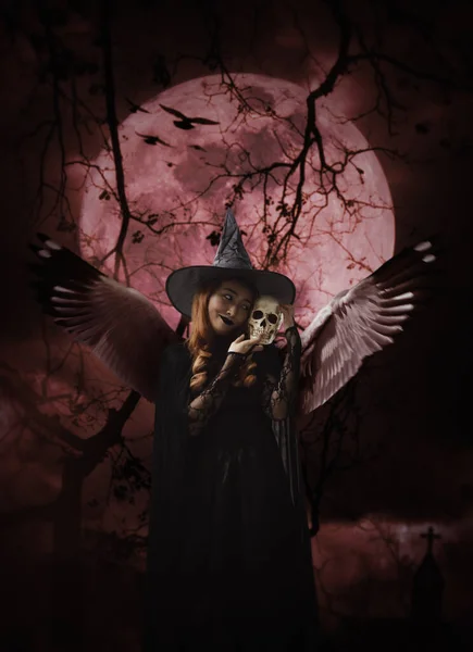 Halloween Boszorkány Szárnyakkal Tartja Koponya Álló Kereszt Templom Varjú Madarak — Stock Fotó